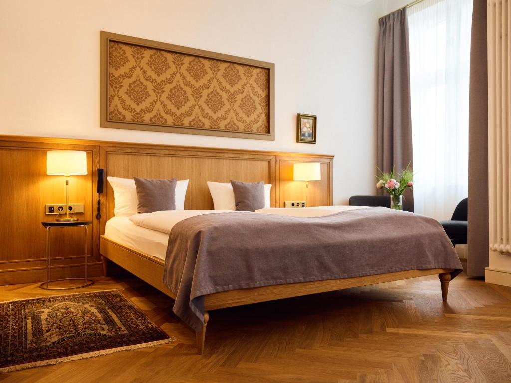 Postel nebo postele na pokoji v ubytování Hotel Lindenufer