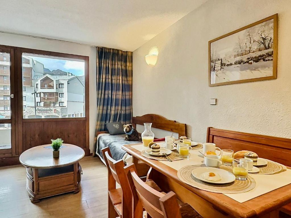 - un salon avec une table et une chambre avec un canapé dans l'établissement Tignes Val Claret - Appartement cosy 4 pers., balcon, parking couvert - FR-1-411-464, à Tignes