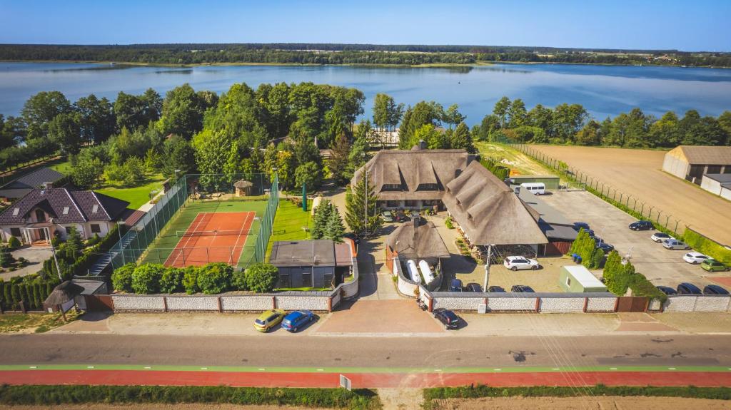 an aerial view of a house with a lake at Dom Wypoczynkowy "Pod Strzechą" w Giewartowie in Giewartów