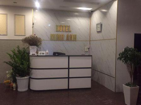 a lobby with a hotel turnover area with plants at Minh Anh - Số 4 LK3 KDT Văn Phú - by Bay Hostel in Hà Ðông