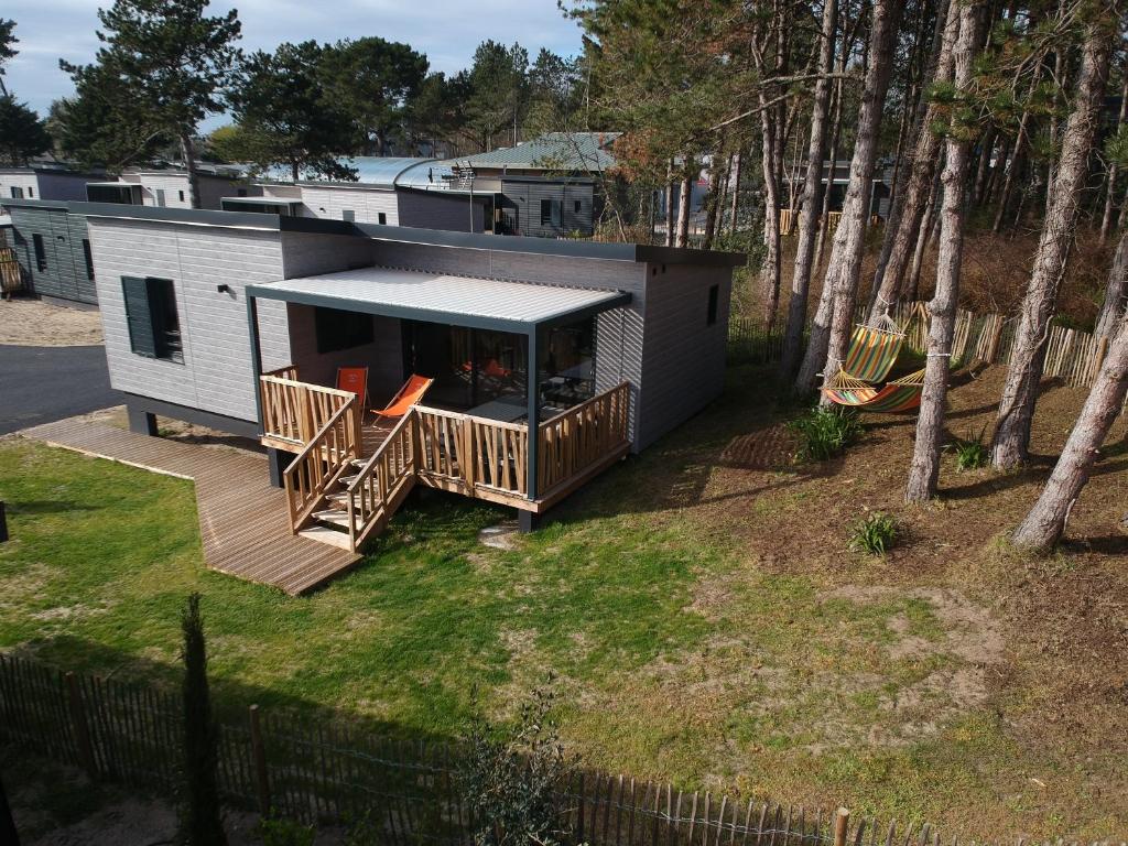 an aerial view of a tiny house with a deck at Cottage Jullouville récent l'Edune résidence vacances - plage 150 m -piscine in Jullouville-les-Pins