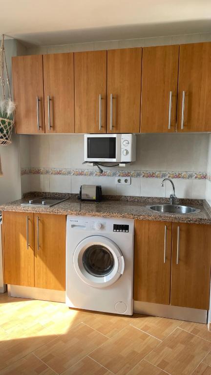 Kuchnia lub aneks kuchenny w obiekcie Benalmadena ,apartamento-Estudio primera Línea de Playa
