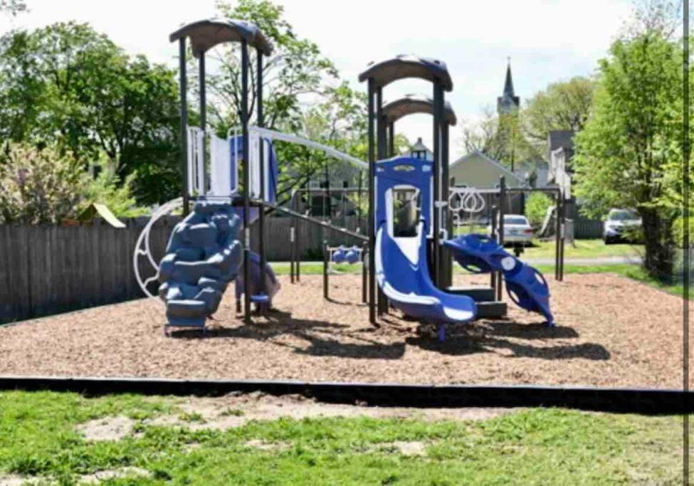 einen Spielplatz mit drei Rutschen in einem Park in der Unterkunft Mt Holly Home With Playground Grill Basketball, free cancel in Mount Holly