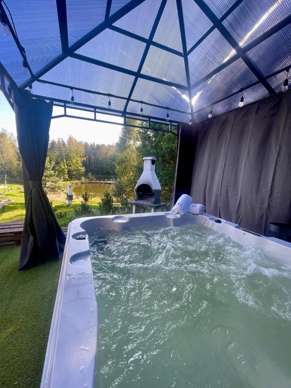 Bazén v ubytování Osada Skoczkowo komfortowe domki z jacuzzi nad jeziorem- sauna- balia- prywatny staw wędkarski nebo v jeho okolí