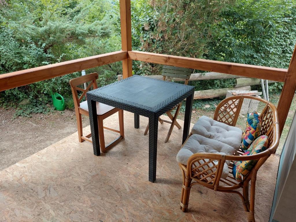 Balkón nebo terasa v ubytování Chata v Jedovnicích u rybníka Olšovec
