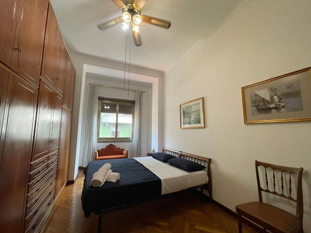 a bedroom with a bed and a ceiling fan at Hostel Corner 32 in Milan