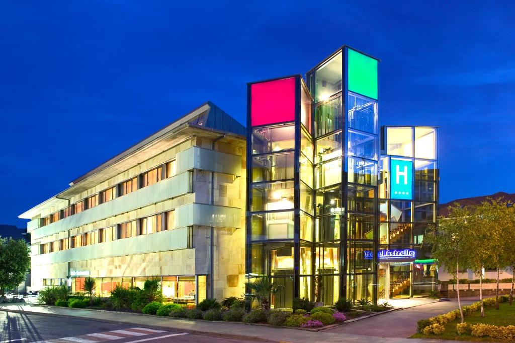 un edificio con coloridos signos a su lado en Hotel Estrella Norte, en Isla