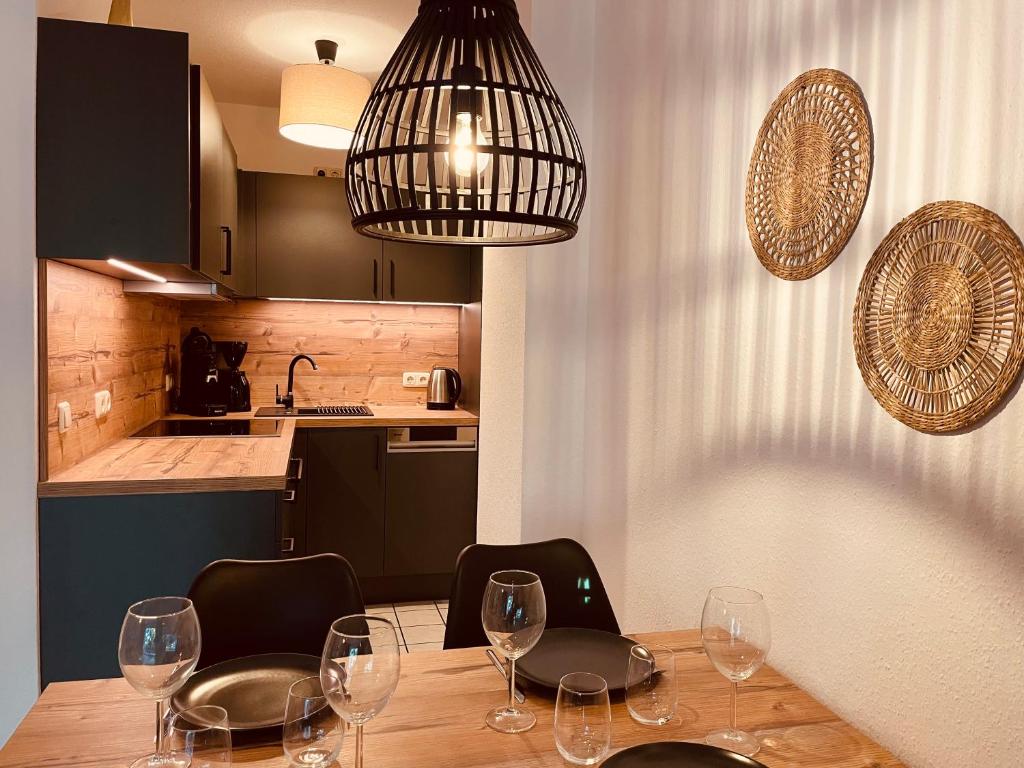 een eetkamer met een tafel met wijnglazen bij Apartment an der Wurmbergseilbahn 4 in Braunlage