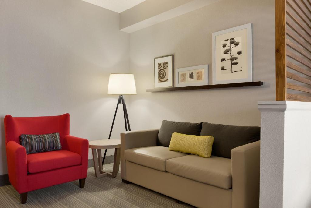Country Inn & Suites by Radisson, Jackson, TN - King Suite