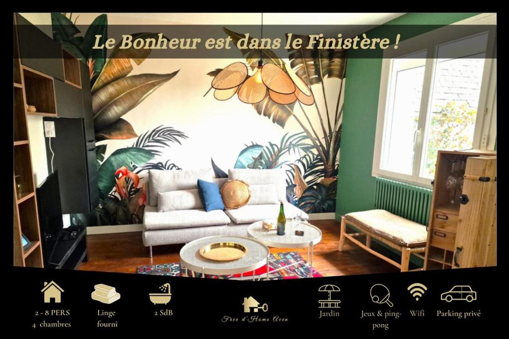een woonkamer met een bank en een tafel bij Bonheur dans le Finistère cosy jardin 2-8 pers in Névez