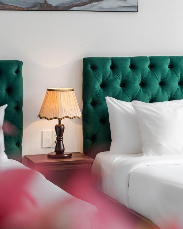 Postel nebo postele na pokoji v ubytování TTR Moonstone Apart Hotel