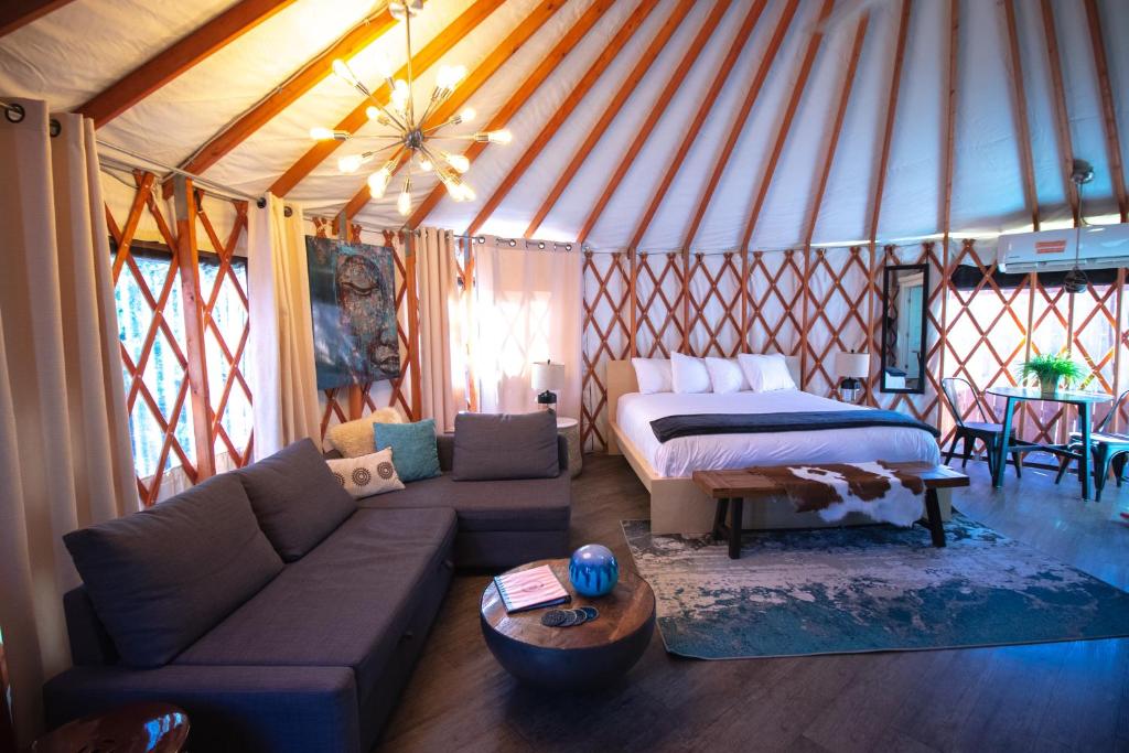 Postel nebo postele na pokoji v ubytování Escalante Yurts - Luxury Lodging