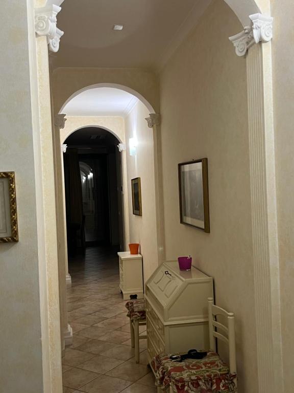 un pasillo con un arco en una casa en Savoia Riccione Viale Ceccarini 27, en Riccione