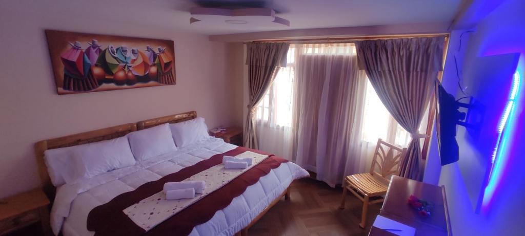 オタバロにあるHospedaje La Joyaのベッドルーム1室(ベッド1台、窓2つ付)