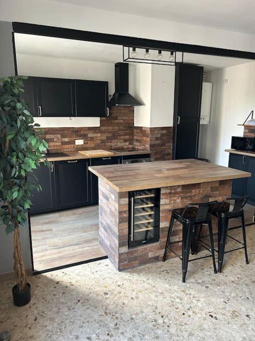 een keuken met een houten aanrecht en een tafel en stoelen bij Appartement spacieux bien situé in Marseille
