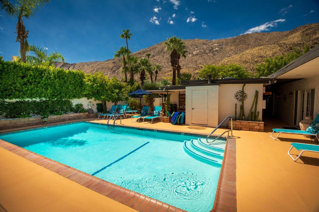 uma piscina com uma montanha ao fundo em Old Ranch Inn - Adults Only 21 & Up em Palm Springs