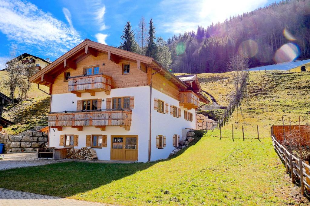una casa en una colina en las montañas en Haus Kogelleiten, en Ramsau