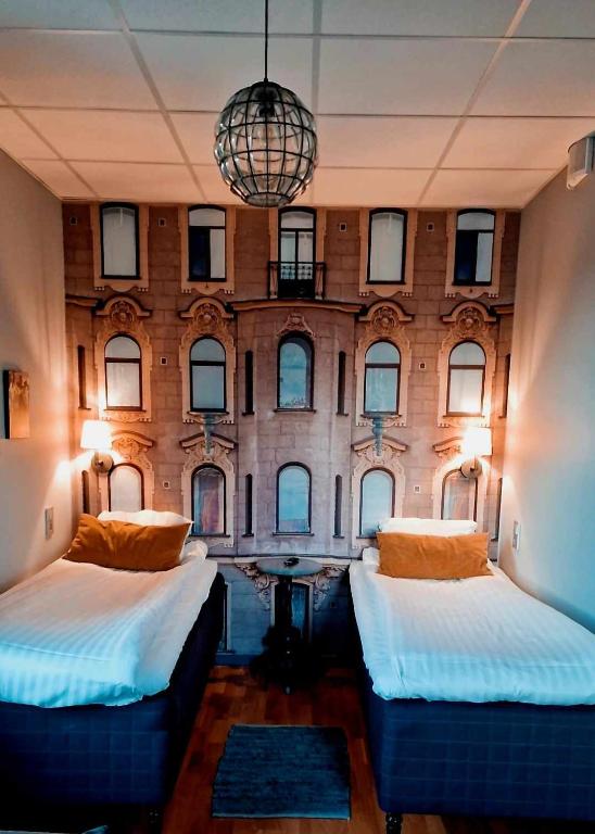 Postel nebo postele na pokoji v ubytování Edsbyns Hotell