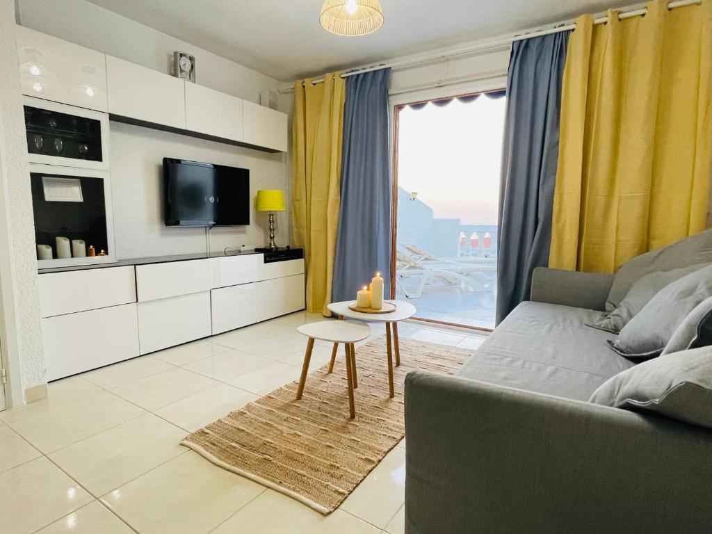 TV a/nebo společenská místnost v ubytování SEAVIEW PORT ROYAL, Los Cristianos, Heated Pool, WiFi