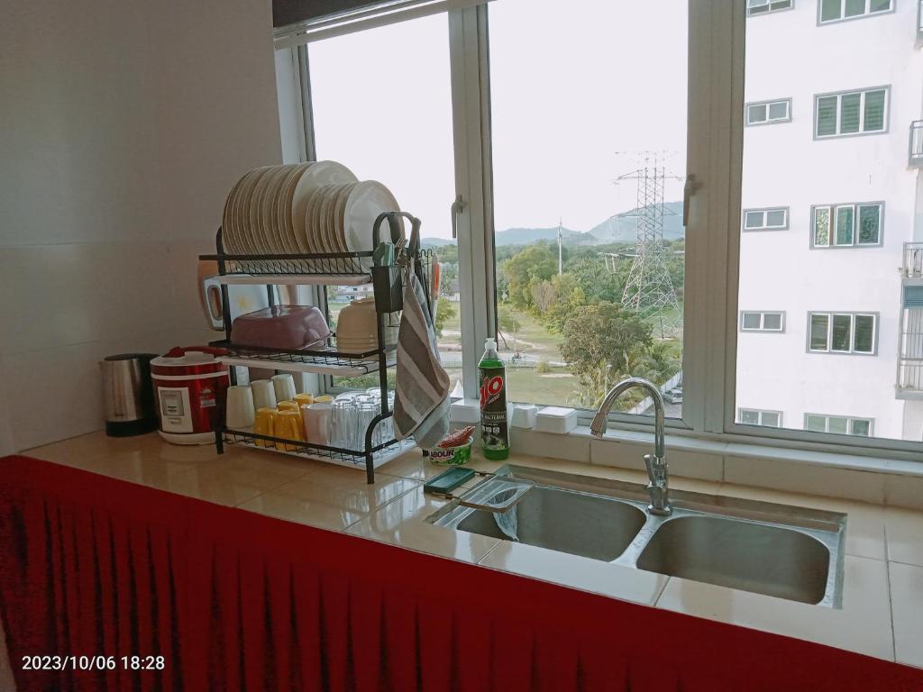 encimera de cocina con fregadero y ventana en Homestay Triple Q Manjung, en Seri Manjung