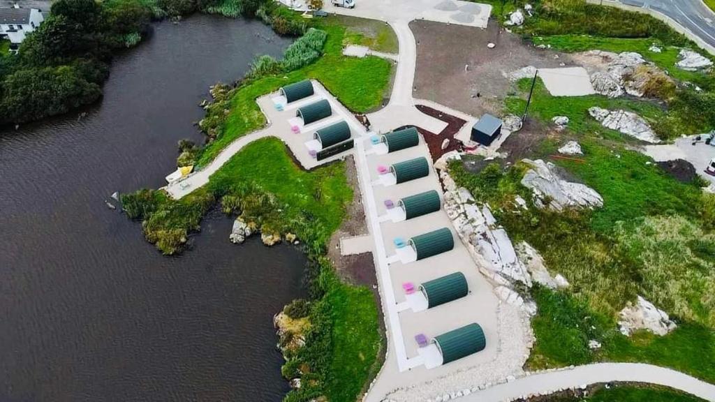 una vista aerea di una casa su un'isola in acqua di Wheelhousepods glamping a Donegal