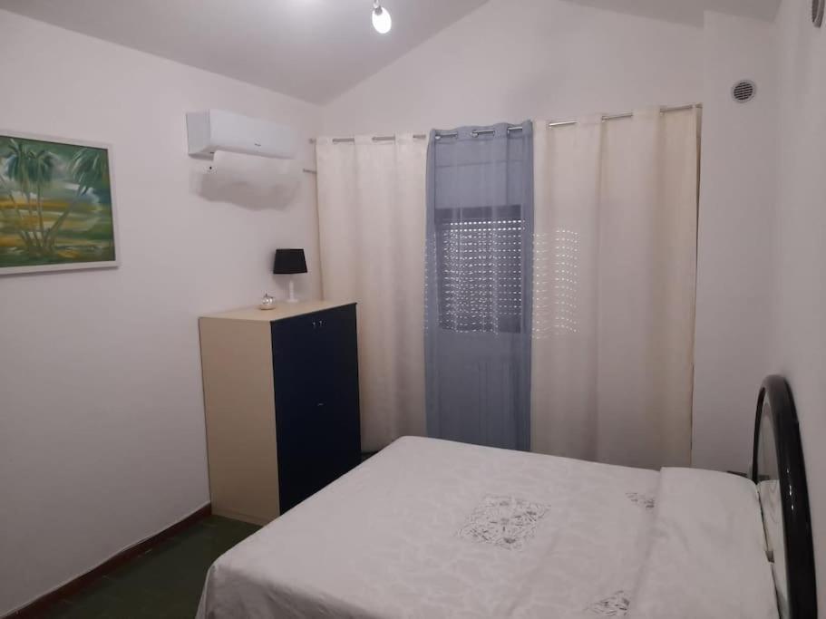 1 dormitorio con cama y ventana con cortina en Nido di Stella, en Zanica