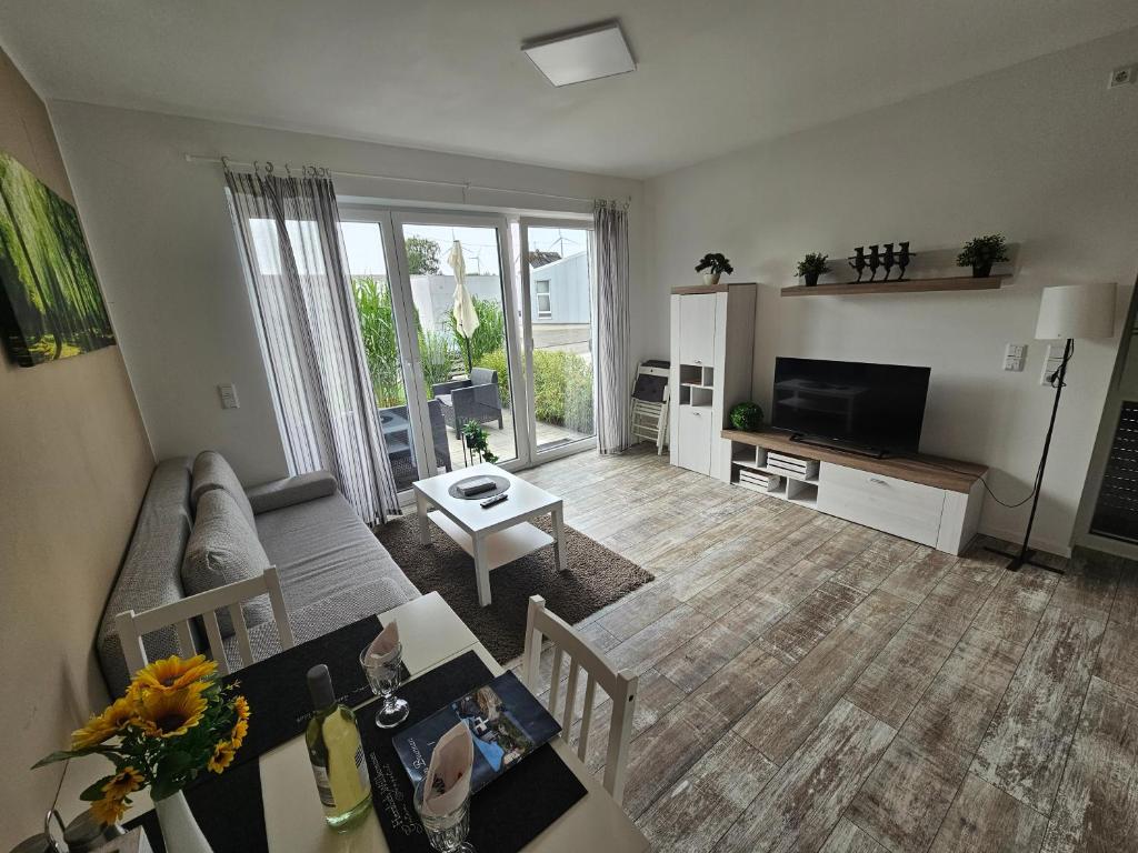 uma sala de estar com um sofá e uma mesa em Haus am Brunnen Wohnung 1 em Klosterkumbd
