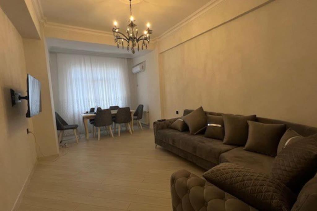 uma sala de estar com um sofá e uma sala de jantar em Spacious Rooms em Baku