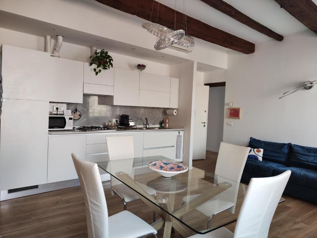 Kuchyň nebo kuchyňský kout v ubytování Ca' Monica Apartment