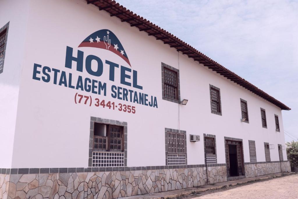 un edificio con un cartel de hotel esteli Embassy Serbia en Hotel Estalagem Sertaneja, en Brumado