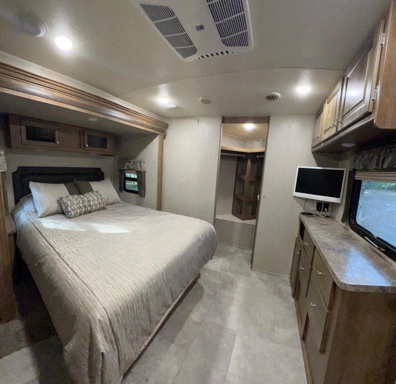 a bedroom with a bed and a flat screen tv at Sunrise Hideaway in Crystal River