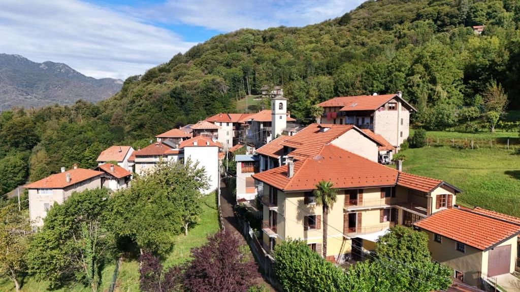 een groep huizen op een heuvel in een dorp bij Antico Albergo di Cavaglia Sterna in Varallo