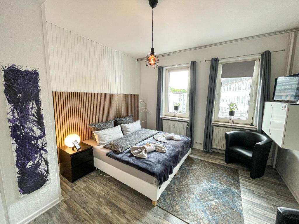 1 dormitorio con cama, escritorio y silla en Little Dream in The City, en Bremen