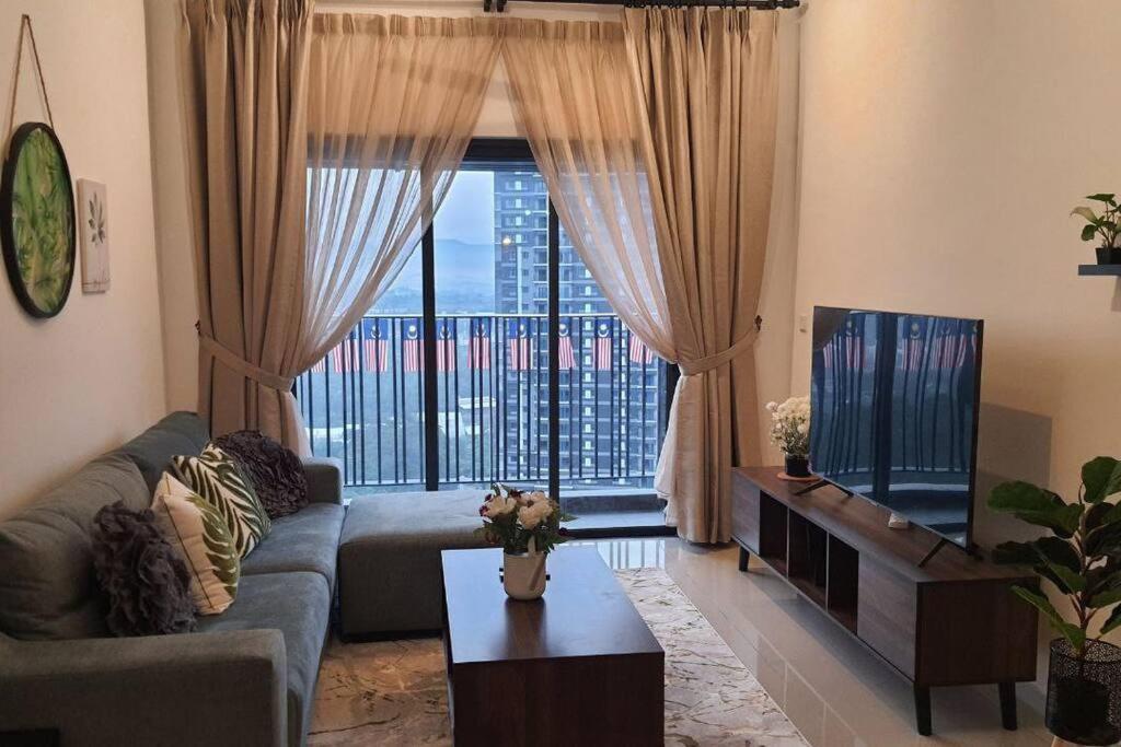 唐卡村Sensorizza @ Sensory Residence的带沙发和大窗户的客厅