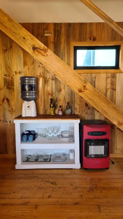 un forno a microonde in una stanza con una parete in legno di CasaMagnolia a Matanzas