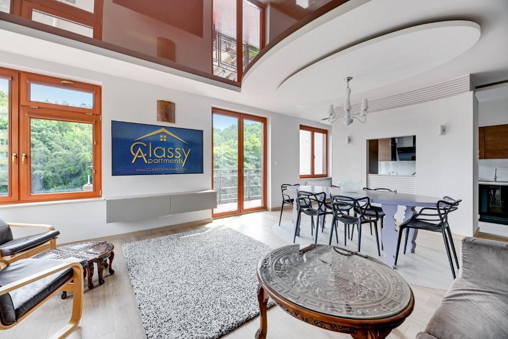 a living room with a table and chairs at CLASSY APARTMENTS - Gdynia - Słoneczne Wzgórze in Gdynia