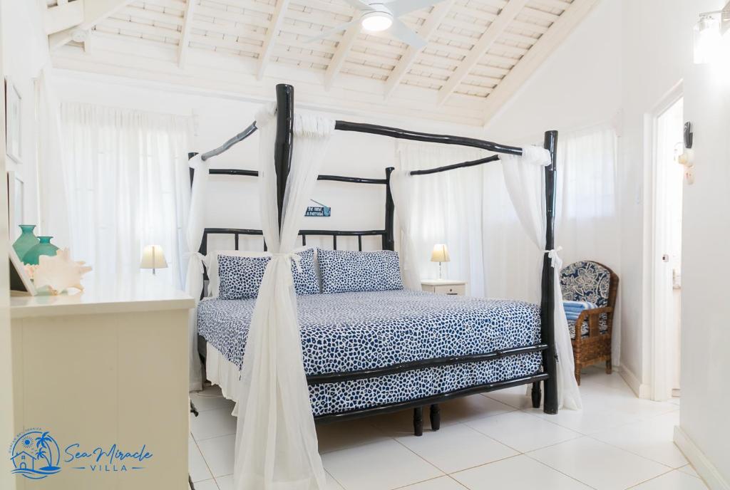 Postel nebo postele na pokoji v ubytování Sea Miracle Villa/Beach Cottage