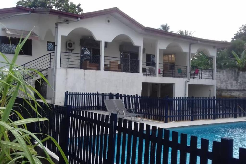een huis met een zwembad ervoor bij Villa bleue in Kribi