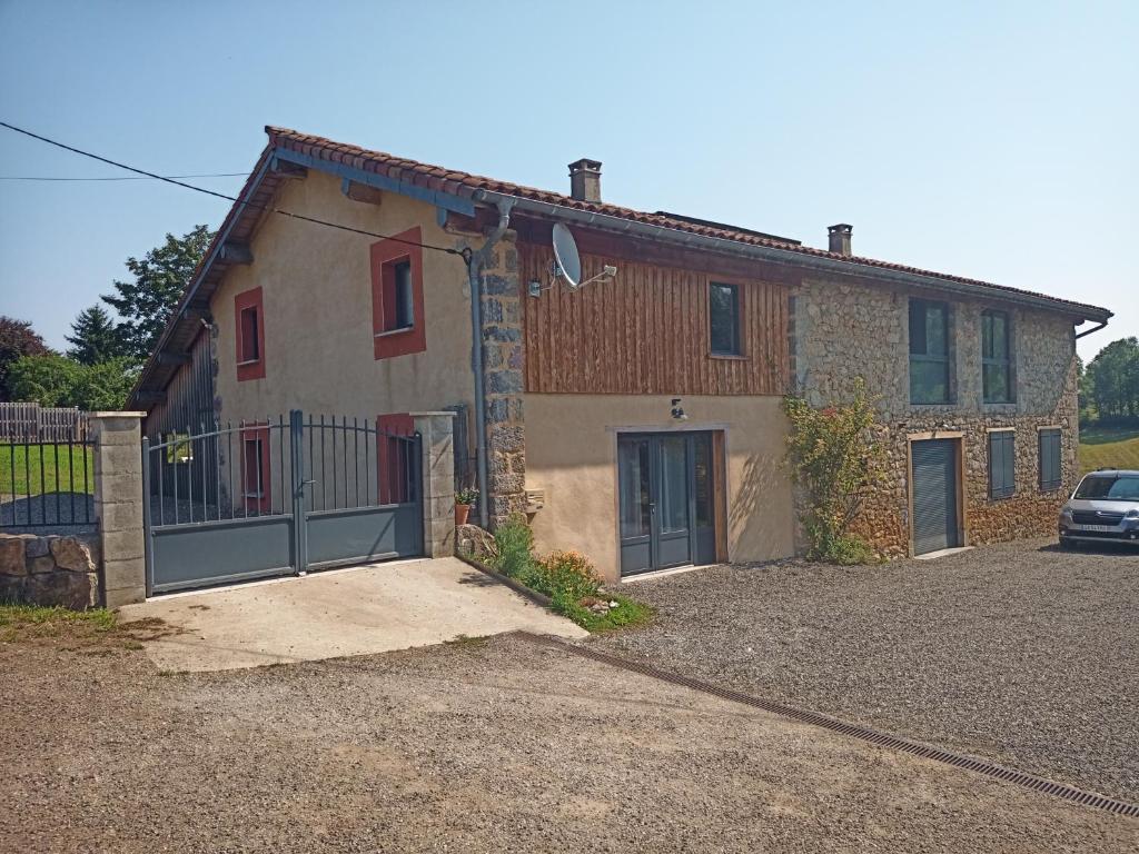 une maison avec une voiture garée devant dans l'établissement La pensée sauvage, accueil, partage et ressourcement à la ferme, à Rimont