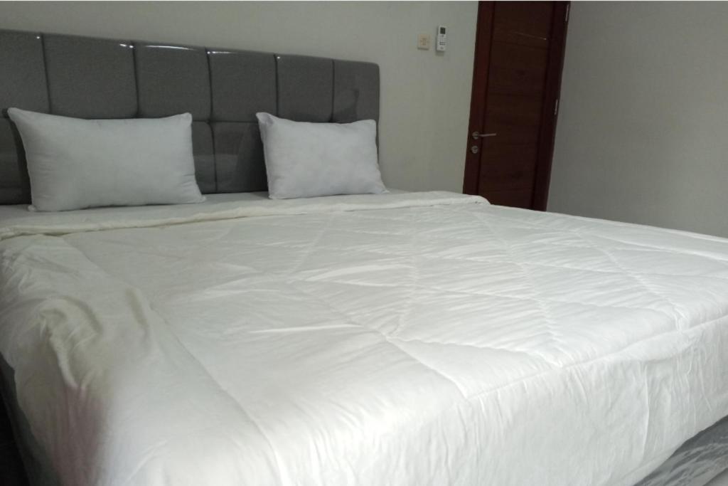 Ліжко або ліжка в номері OYO Life 92543 Ratu Sakti Residence Syariah