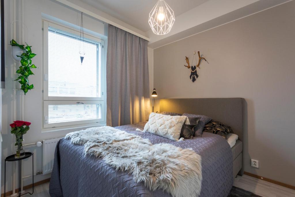 una camera con un letto con una coperta pelosa di Vasko luxurious suites, Soilu a Rovaniemi