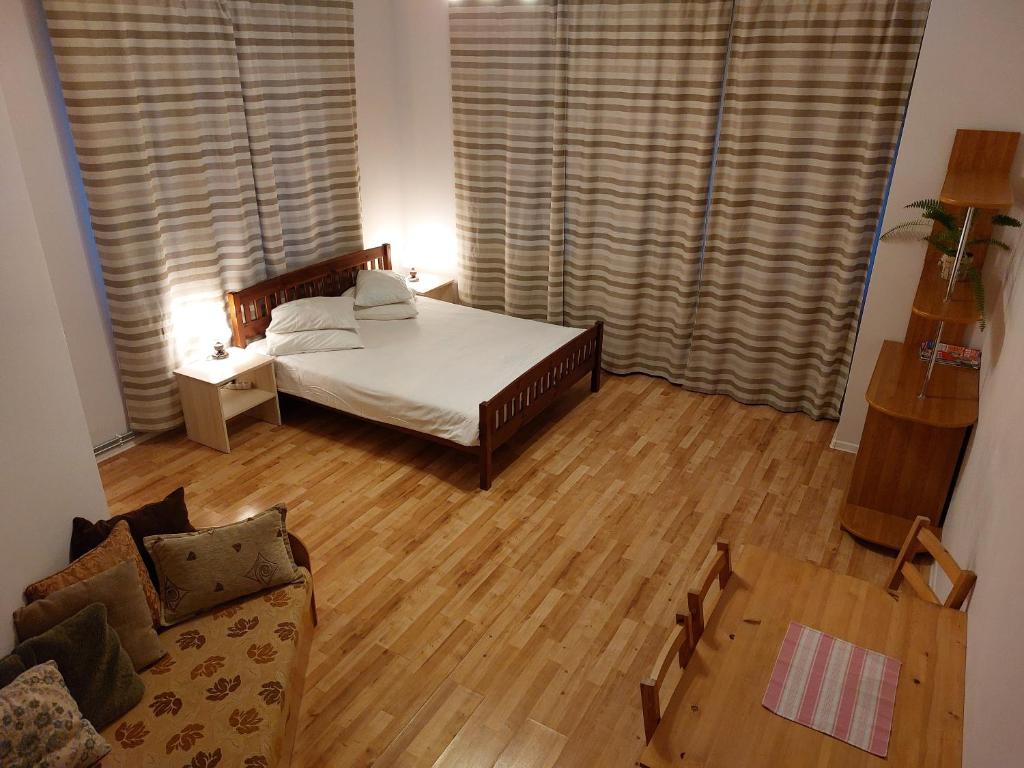ein Wohnzimmer mit einem Bett und einem Sofa in der Unterkunft Arsenal in Daugavpils