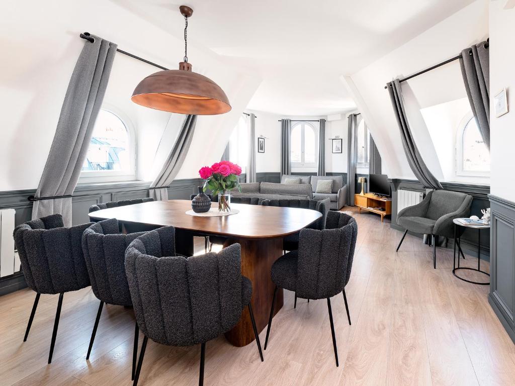 a dining room with a table and chairs at LivinParis - Luxury AC 2 & 3 Bedrooms Le Louvre in Paris