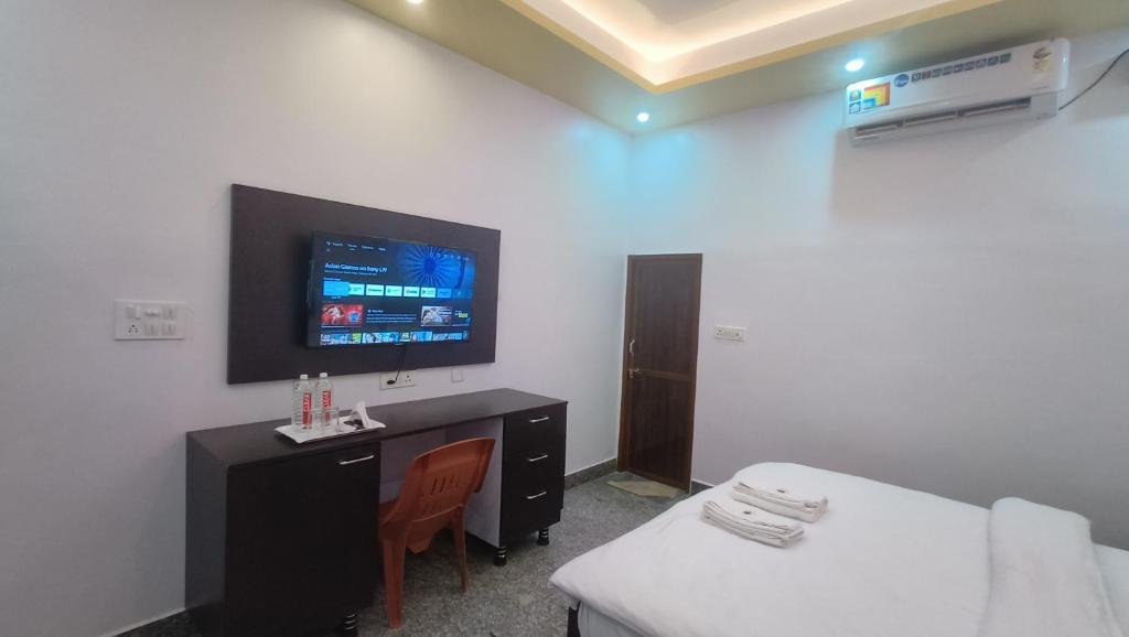 Ratna Hotel & Banquet - Triple Room With Balcony