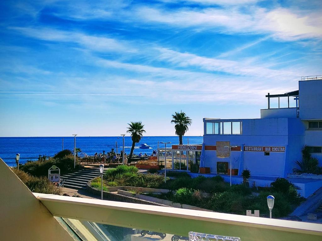 widok na ocean z balkonu budynku w obiekcie Luxe naturist 3 étoiles vue mer D46 w Cap d'Agde