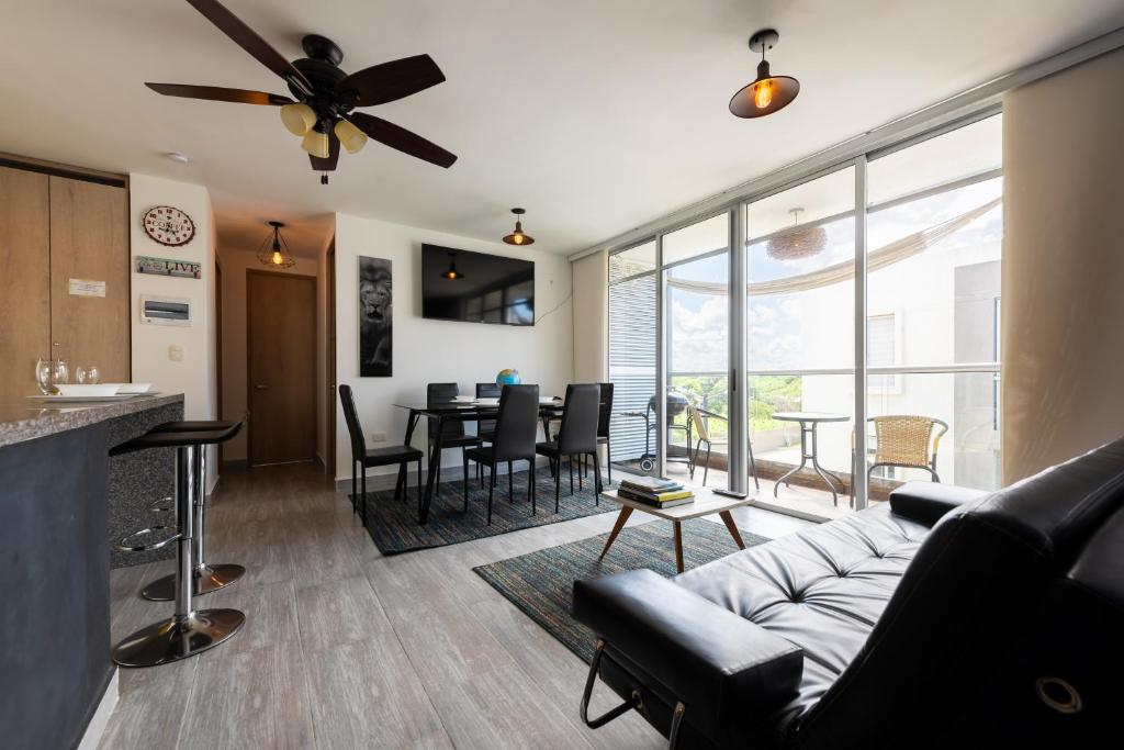 un salon avec un canapé et une table dans l'établissement Nuevo apartamento en la zona norte de Cartagena, à Puerto Tierrabaja