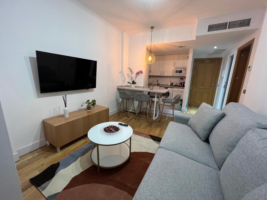 マドリードにあるP4 Madrid AIRPORT, ESTADIO CIVITAS, IFEMA, BARAJAS Y REJASのソファとテーブルのあるリビングルーム