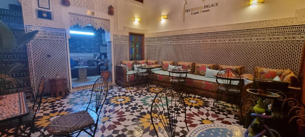 Posezení v ubytování Riad Fes Touria Palace