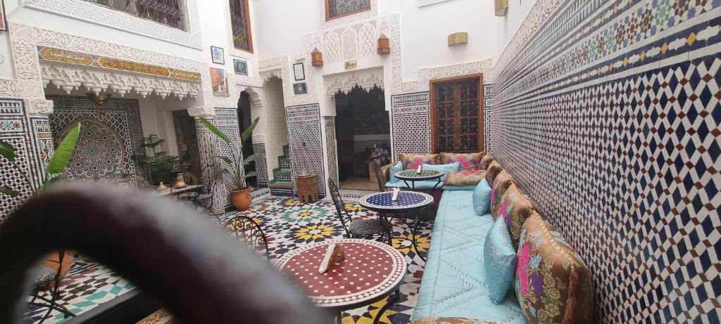 Posezení v ubytování Riad Fes Touria Palace