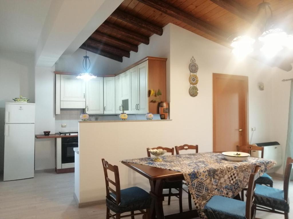 una cucina e una sala da pranzo con tavolo e sedie di sant'orsola holiday home a Misterbianco
